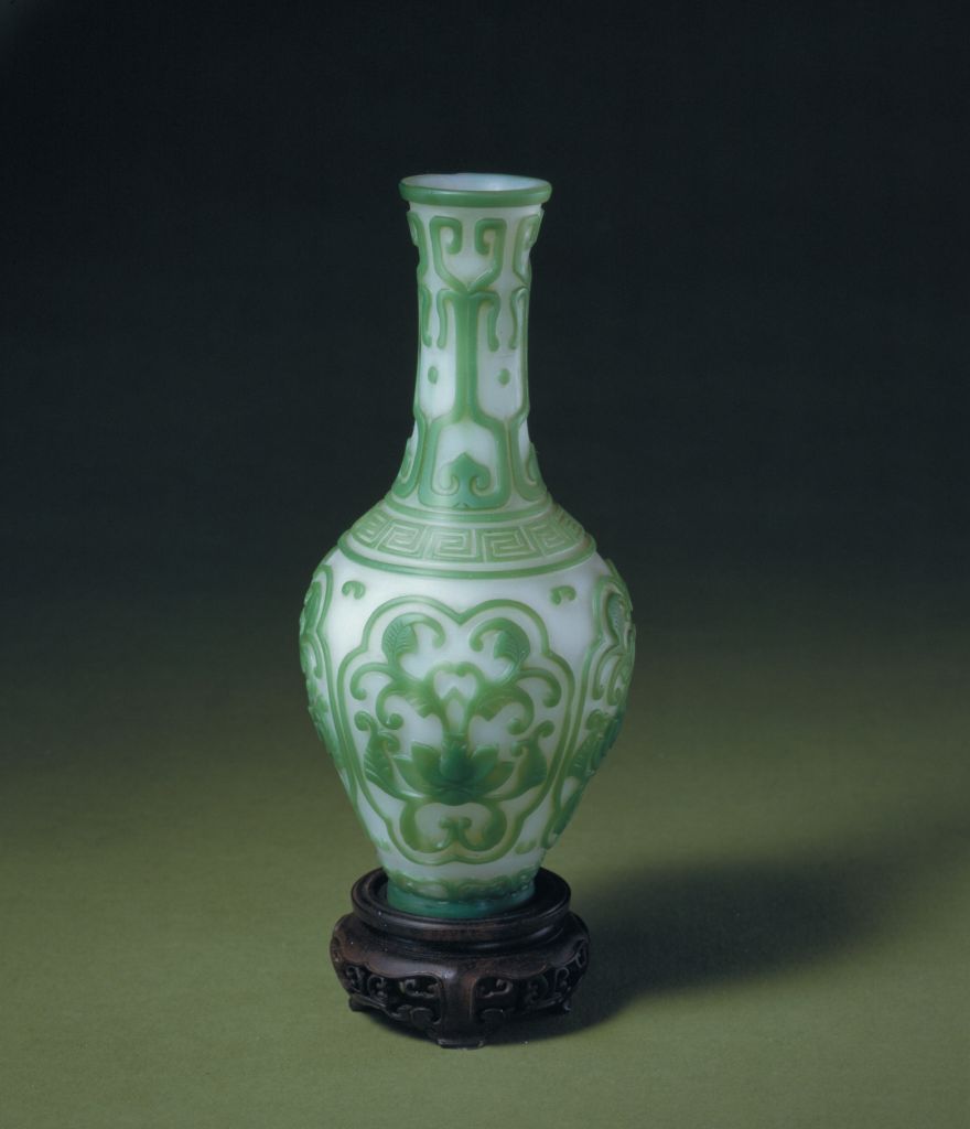 图片[1]-White set green glass vase with floral patterns-China Archive